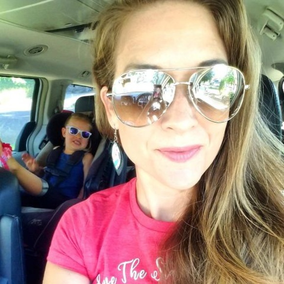 Meet your Posher, Jennifer - Picture 1 of 1